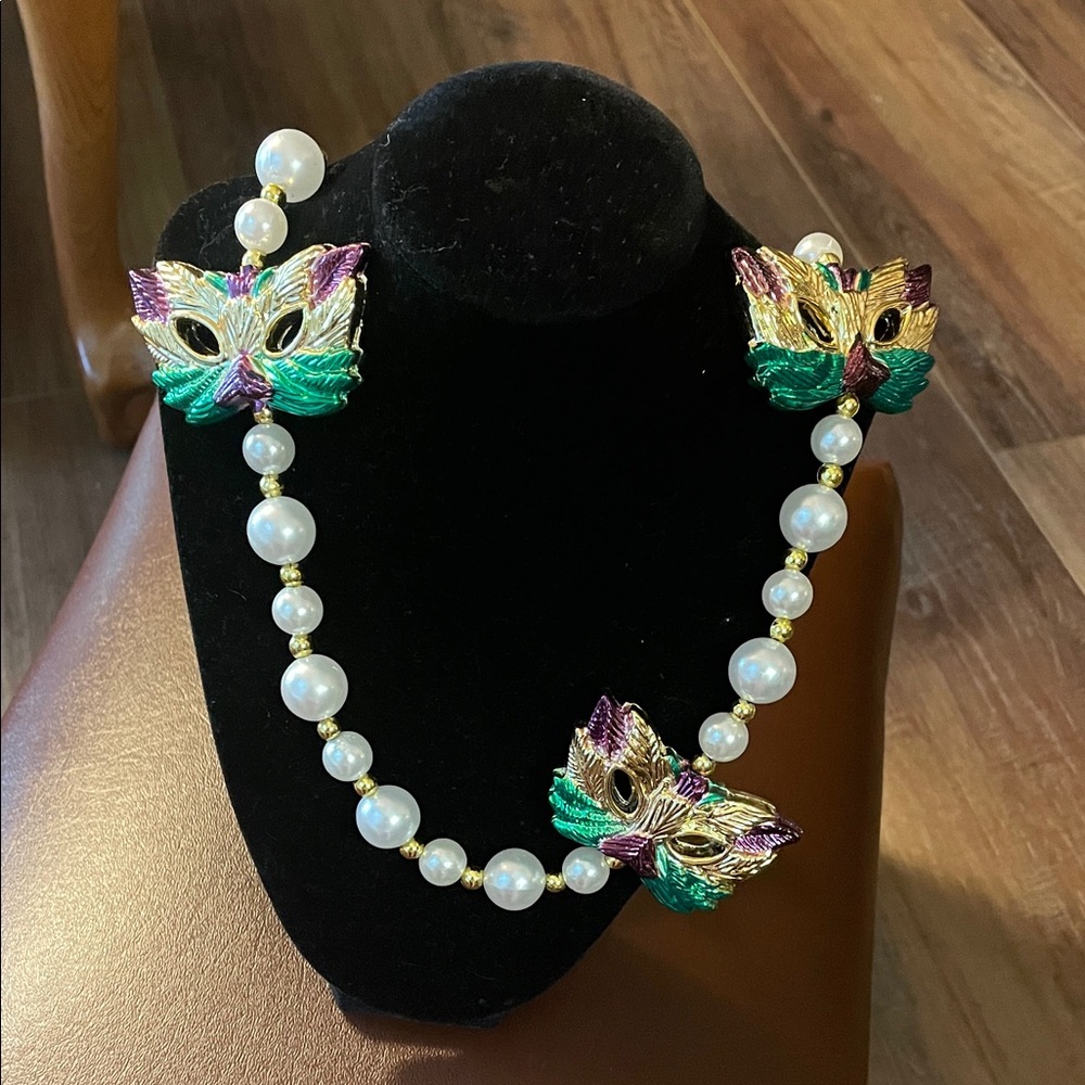Elegant Multicolor Mardi Gras Mask Pearl Necklace